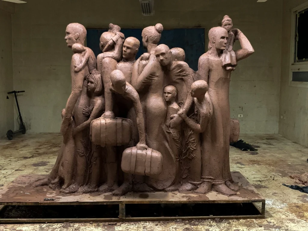 The creativity of fine arts students in Luxor: between displacement and folk heritage in Upper Egypt Graduation project on the displacement of the Pale
