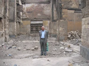 Jamal al-Ghitani in front of the ruins of the Masafarkhana
