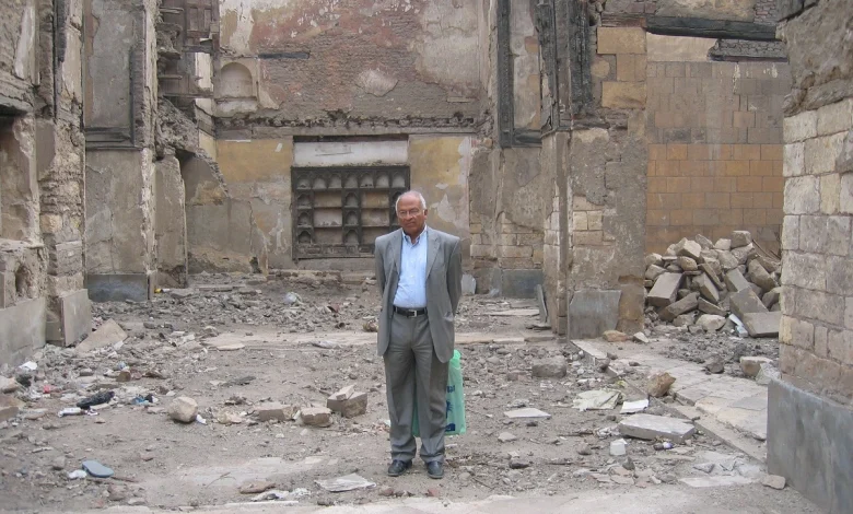 Jamal al-Ghitani in front of the ruins of the Masafarkhana