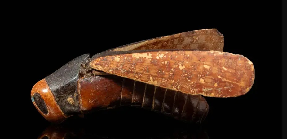 Owned by an Arab prince… The full story of the sale of an artifact believed to have been stolen from Tutankhamun’s tomb Wooden lark Dar Apollo Auctions1