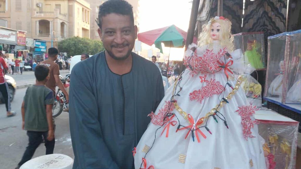 Ahmed Al-Rawi, candy seller with his bride, Qatr Al-Nadi. Photo by Asmaa Montaser