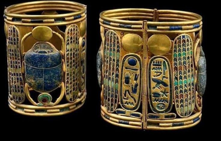 Jewelry of King Psusennes I, including the bracelet at the Egyptian Museum in Tahrir - Creative Commons