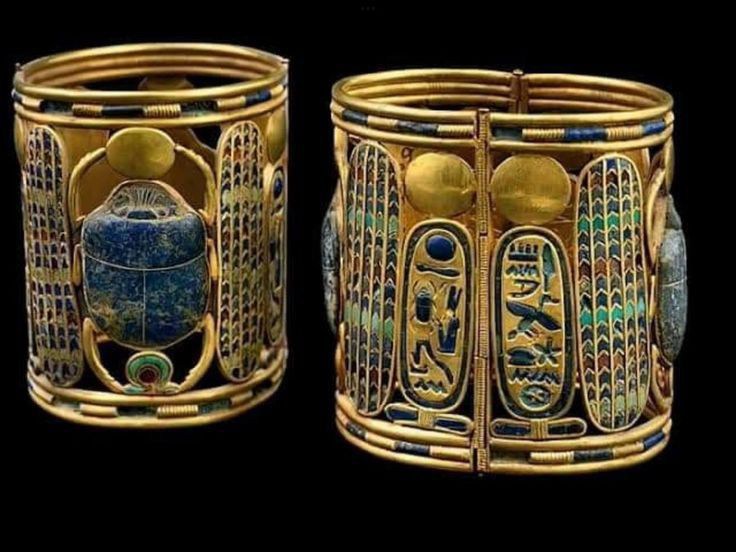 Jewelry of King Psusennes I, including the bracelet at the Egyptian Museum in Tahrir - Creative Commons