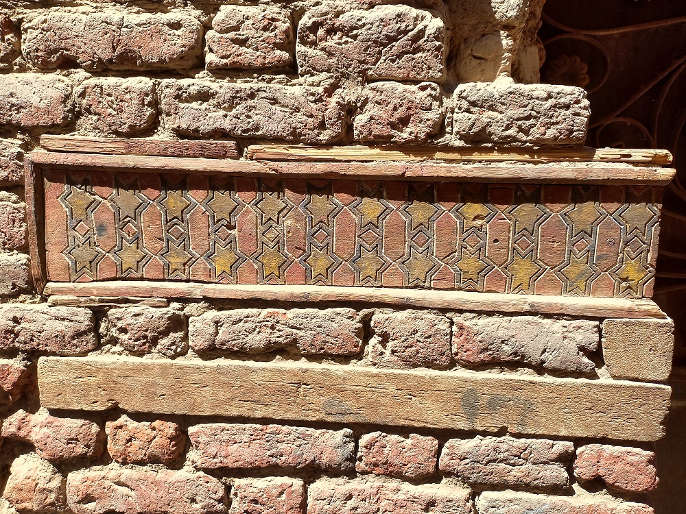 Decorations on the facade of a house in Naqada. Photo by Asmaa El-Sharkawy