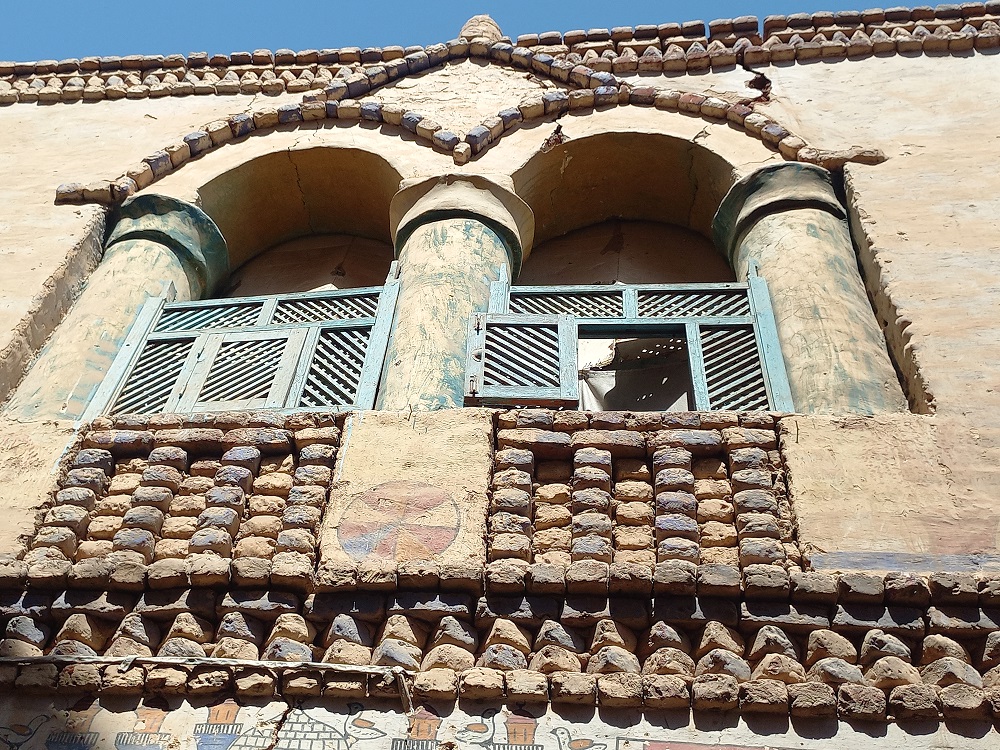 Facades and mashrabiya windows of houses in Kom el-Dabaa, Naqada. Photo.. Asmaa El-Sharkawy