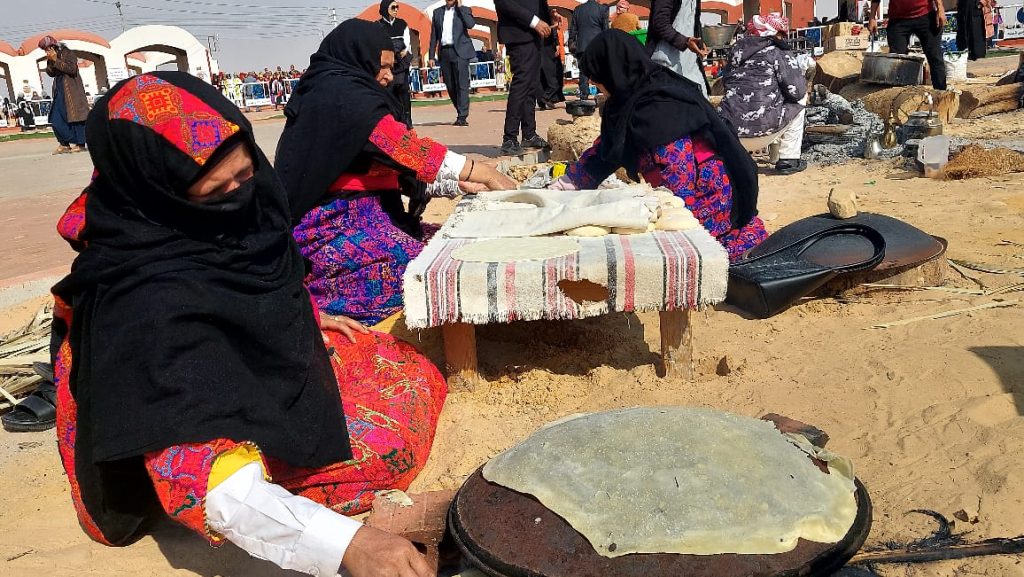 Women from Sinai bake traditional bread. Photo by Hadeer Mahmoud 