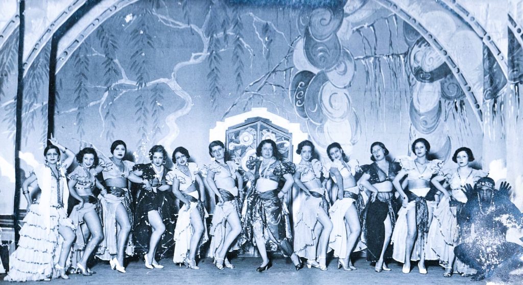 مع فرقتها الاستعراضية