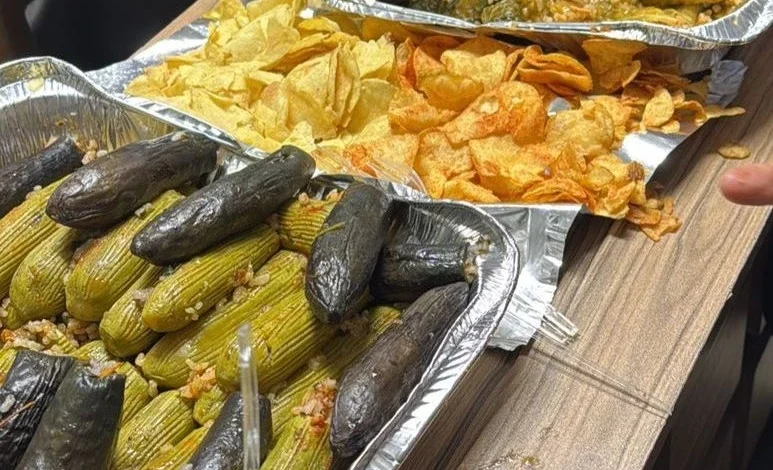 محشى الكوسة بزيت الزيتون والطماطم وجبة يتم تناولها خلال أسبوع الالام