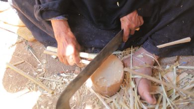 Hajah Mahasen during the crafting of palm-frond crates - Photo: Abou El-Hassan Abdel-Sattar