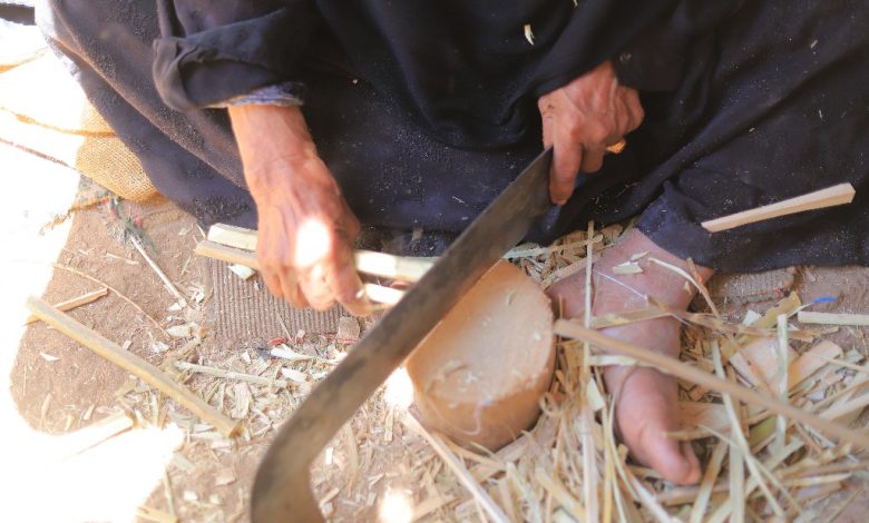 Hajah Mahasen during the crafting of palm-frond crates - Photo: Abou El-Hassan Abdel-Sattar