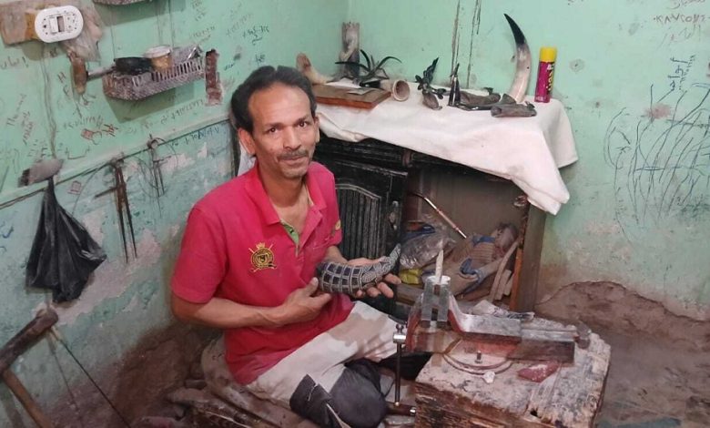 Essam Abdullah in his workshop - Photo: Mahmoud Dowair